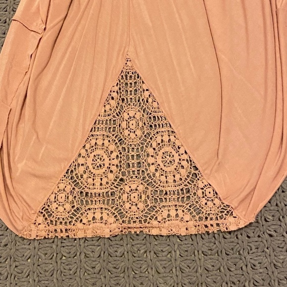 Pinky peach flowy tank top with side cut outs - Picture 4 of 5